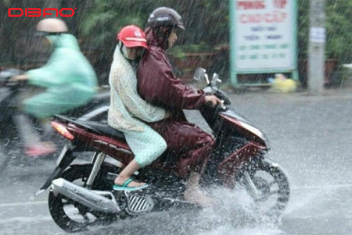 Nên tránh để xe máy dầm mưa để bảo vệ xe